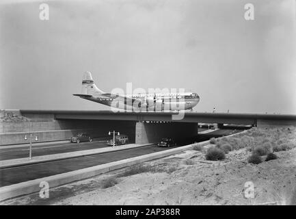 Aeroplano attraversando il ponte, Edoardo Vianello aeroporto, ora noto come John F. Kennedy International Airport, Queens, a New York, USA, fotografia di Gottscho-Schleisner, Agosto 1949 Foto Stock