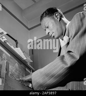 Nat King Cole, Half-Length ritratto suonare il pianoforte, fotografia di William P. Gottlieb, Giugno 1947 Foto Stock