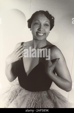 Josephine Baker (1906-1975), American-nato ballerino francese, cantante e attrice, Half-Length Ritratto, Foto di Carl Van Vechten, 1949 Foto Stock