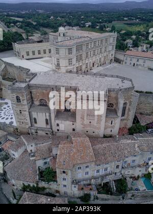 Il famoso Grignan tipico villaggio della Provenza al Sunrise dal di sopra - Francia Foto Stock