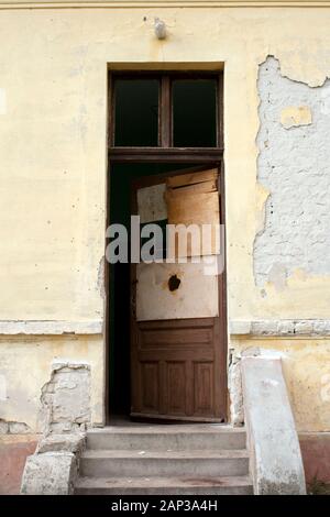 Dettagli di un abbandonato edificio vecchio da qualche parte nella grande pianura ungherese. Foto Stock