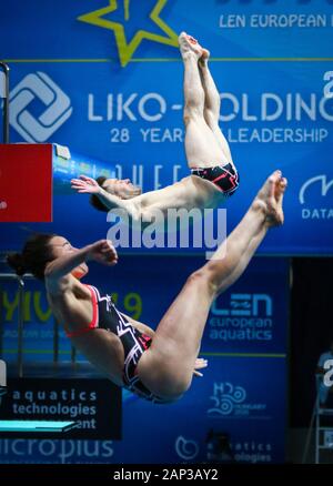 Kiev, Ucraina - 6 agosto 2019: Clare CRYAN e Oliver DINGLEY dell Irlanda eseguire durante miscelati 3m Synchro finale del 2019 Europeo Campionato di immersioni a Kiev, Ucraina Foto Stock