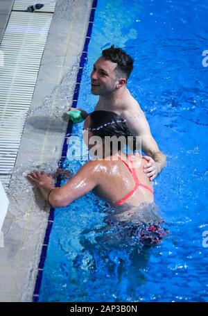 Kiev, Ucraina - 6 agosto 2019: Clare CRYAN e Oliver DINGLEY dell Irlanda reagiscono su di loro saltare durante miscelati 3m Synchro finale del 2019 Europeo Campionato di immersioni a Kiev, Ucraina Foto Stock