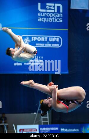 Kiev, Ucraina - 6 agosto 2019: Clare CRYAN e Oliver DINGLEY dell Irlanda eseguire durante miscelati 3m Synchro finale del 2019 Europeo Campionato di immersioni a Kiev, Ucraina Foto Stock