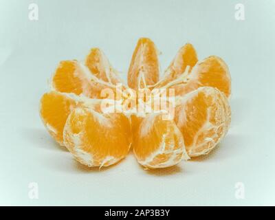 Purificato Abkhazian Mandarin su uno sfondo luminoso Foto Stock