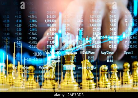 Gioco di scacchi sulla scacchiera sul mercato azionario o grafico commerciale forex per il concetto di investimento finanziario. Tendenze economiche per il marketing digitale aziendale Foto Stock