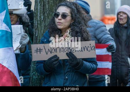 Gli attivisti della diaspora portoricana hanno tenuto una dimostrazione a Lower Manhattan chiedendo che tutti i fondi di soccorso in caso di calamità siano rilasciati a Puerto Rico. Foto Stock