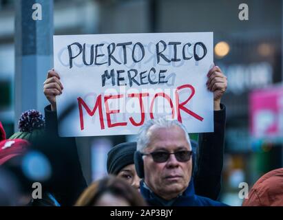 Gli attivisti della diaspora portoricana hanno tenuto una dimostrazione a Lower Manhattan chiedendo che tutti i fondi di soccorso in caso di calamità siano rilasciati a Puerto Rico. Foto Stock