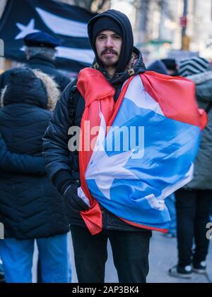 Gli attivisti della diaspora portoricana hanno tenuto una dimostrazione a Lower Manhattan chiedendo che tutti i fondi di soccorso in caso di calamità siano rilasciati a Puerto Rico. Foto Stock