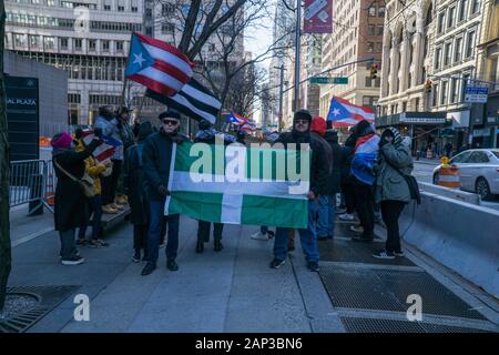 Gli attivisti della diaspora portoricana hanno tenuto una dimostrazione a Lower Manhattan chiedendo che tutti i fondi di soccorso in caso di calamità siano rilasciati a Puerto Rico. Foto Stock