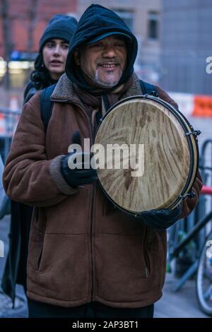 Gli attivisti della diaspora portoricana hanno tenuto una dimostrazione a Lower Manhattan chiedendo che tutti i fondi di soccorso in caso di calamità siano rilasciati a Puerto Rico. Foto Stock