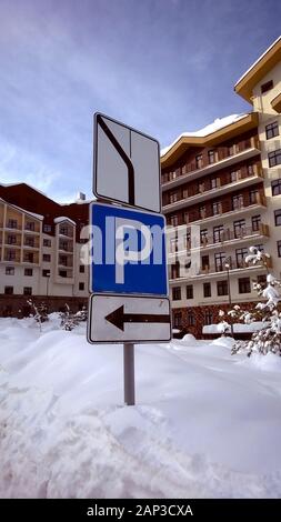 Segnaletica stradale sul territorio di hotel su Rosa Khutor 01/24/2019 Foto Stock