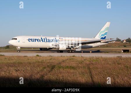 La EuroAtlantic Airways Boeing 767-300 appena sbarcato a Lisbona Portela airport. Foto Stock