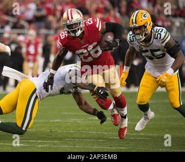 Santa Clara, CA, Stati Uniti d'America. Xix gen, 2020. San Francisco 49ers running back Tevin Coleman (26) corre per yardage durante il NFC partita di campionato a Levi's Stadium di domenica, Jan 19, 2020 in Santa Clara. Credito: Paolo Kitagaki Jr./ZUMA filo/Alamy Live News Foto Stock