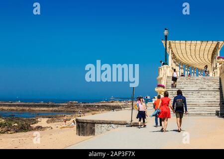 PORTO, Portogallo - Maggio 2018: i turisti e la gente del luogo al famoso Pergola da Foz situato sulla passeggiata lungo il Porto città costiera Foto Stock