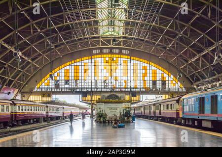 Bangkok, Tailandia - 27 Settembre 2018: Hua Lamphong stazione ferroviaria piattaforma. I treni partono qui per il nord e per il sud della Thailandia. Foto Stock