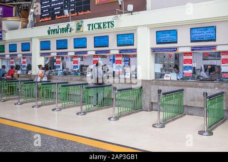 Bangkok, Tailandia - 27 Settembre 2018: Hua Lamphong stazione ferroviaria ticker contatore. I treni partono qui per il nord e per il sud della Thailandia. Foto Stock