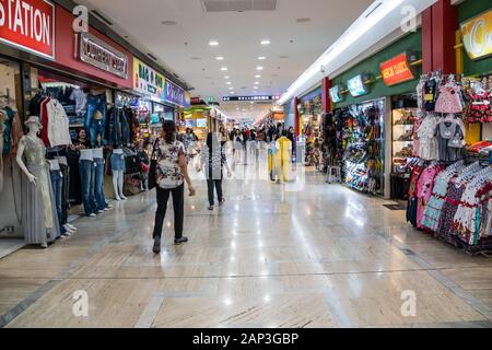 Bangkok, Tailandia - 27 Settembre 2018: Shps e dello shopping nel centro shopping MBK. Il centro è particolarmente popolare tra la gente del posto. Foto Stock