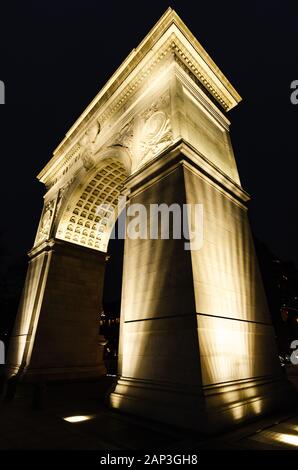 Vista Laterale di Wide Angle del Washington Square Arch illuminata di notte a Manhattan, New York, NY Foto Stock