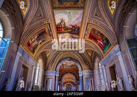 Città del Vaticano - Vaticano - 31 Maggio 2019 - dipinti sulle pareti e il soffitto del Museo del Vaticano, istituito nel 1506. Foto Stock