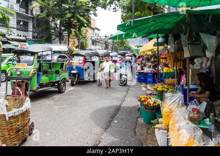 Bangkok, 25 Thailand-Sep 2012: Tuk tuks schierate al Pak Khlong Talad mercato dei fiori. Questo è il più grande mercato dei fiori in città Foto Stock