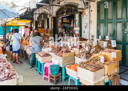 Bangkok, 25 Thailand-Sep 2012: pesci secchi shop in Tha Tian area. Un mercato giornaliero è tenuto in questa zona. Foto Stock