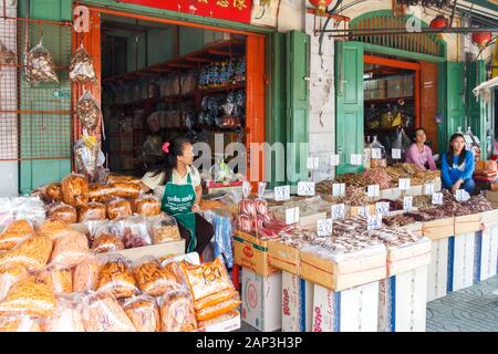 Bangkok, 25 Thailand-Sep 2012: pesci secchi shop in Tha Tian area. Un mercato giornaliero è tenuto in questa zona. Foto Stock