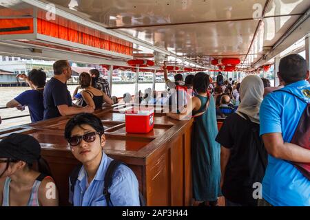 Bangkok, 25 Thailand-Sep 2012: i passeggeri a bordo della Chao Phraya Express barca. La barca diventa molto affollato in ora di punta. Foto Stock