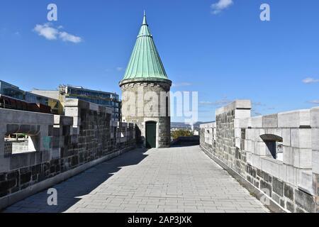 Le mura, le porte e le fortificazioni della città vecchia di Quebec Foto Stock