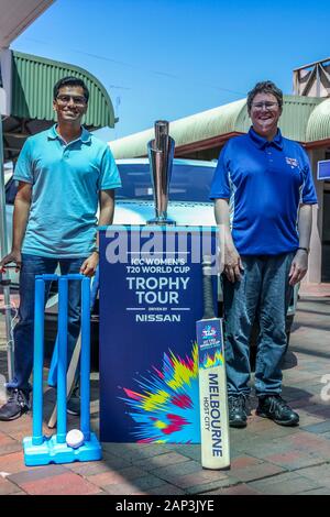 Ballarat, Victoria, Australia. Xxi gen, 2020. ICC Donna T20 World Cup Trophy Tour - Ventilatori tenendo la opertunity per ottenere una foto con la donna T20 World Cup come ha fatto il suo modo di Ballarat nel paese Victoria dopo un viaggio attraverso l'Australia per la sua destinazione finale l'ICC T20 World Cup 2020 - finale donne su 08 Marzo 2020 a Melbourne.Image Credit: Brett keating/Alamy Live News Foto Stock