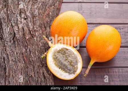 Il frutto della passione di granadilla sul tavolo - Passiflora ligularis Foto Stock