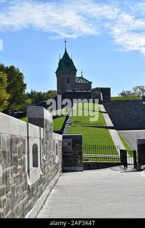 Le mura, le porte e le fortificazioni della città vecchia di Quebec Foto Stock