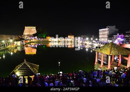 sree padmanabhaswamy tempio e padmathheertham tempio stagno durante la cerimonia di laksharepaam, thiruvananthapuram, kerala, india Foto Stock