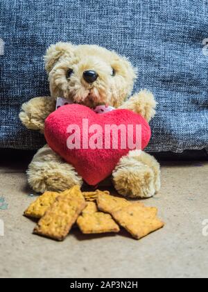 Orsacchiotto di peluche con cuore che ama il pane Foto Stock