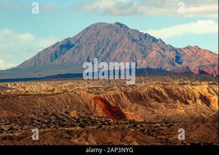 Le formazioni rocciose nei pressi di Bodega El Cese sulla Ruta 40, Angastaco, Argentina Foto Stock