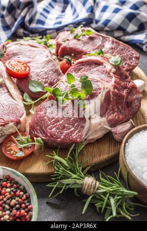 Carni bovine ribe eye bistecche con rosmarino origano e pomodori Foto Stock