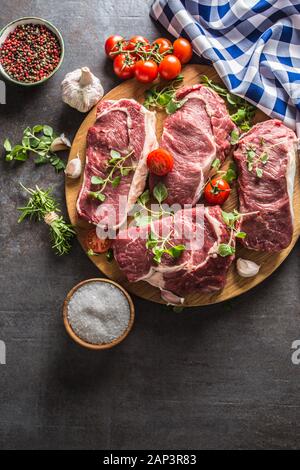 Carni bovine ribe eye bistecche con rosmarino origano e pomodori Foto Stock