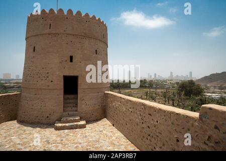 Vista sulla città dal Forte Sakakam nell'Emirato di Fujairah, negli Emirati Arabi Uniti Foto Stock