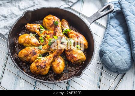 Arrosto di cosce di pollo in padella con erbe aromatiche - close up Foto Stock