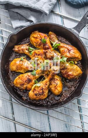 Arrosto di cosce di pollo in padella con erbe aromatiche - close up Foto Stock