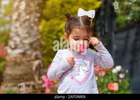 Compleanno di corona di carta per un baby-girl Foto stock - Alamy