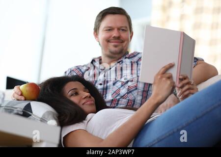 Incantevoli momenti di intima a casa Foto Stock