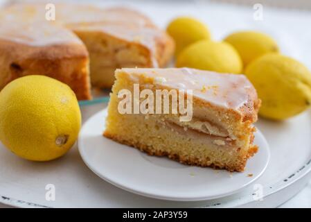 In casa limone bundt cake con glassa di zucchero Foto Stock