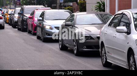 Le automobili aspettano in un ingorgo di traffico su Soi Ngam Duplee nella zona di Sathorn di Bangkok, Tailandia, Asia Foto Stock