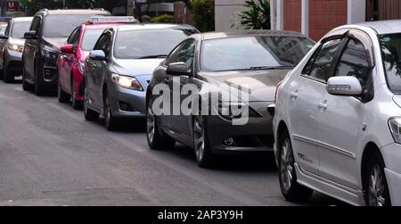 Le automobili aspettano in un ingorgo di traffico su Soi Ngam Duplee nella zona di Sathorn di Bangkok, Tailandia, Asia Foto Stock