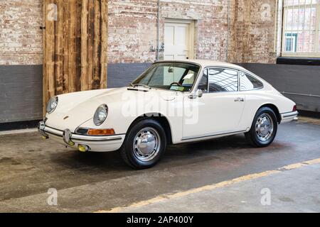 Vintage anni sessanta Porsche 911 auto a Bicester Heritage Centre domenica evento scramble. Bicester, Oxfordshire, Inghilterra Foto Stock