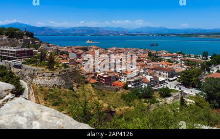 La città vecchia di Nafplio visto camminare lungo il sentiero per Palamidi collina-fortezza. Foto Stock