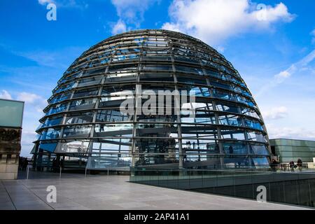 La terrazza sul tetto e la cupola del Reichstag di Berlino, Germania Foto Stock