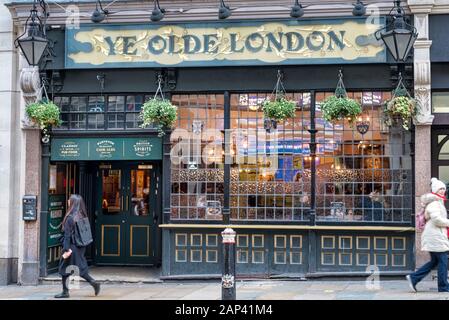 Londra, Regno Unito - 16 gennaio 2020: Il fronte del pub Ye Olde London nella City of London Foto Stock