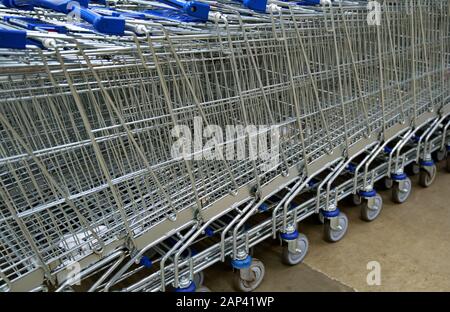 I carrelli di shopping del supermercato tutti riposti via e aspettano per il cliente seguente di shopping Foto Stock